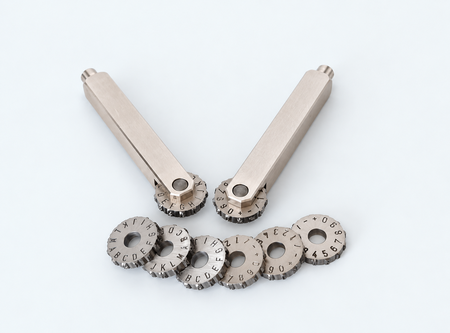 Handschlagradstempel mit austauschbaren Zahlen- und Zeichenrädern zur manuellen Metallkennzeichnung